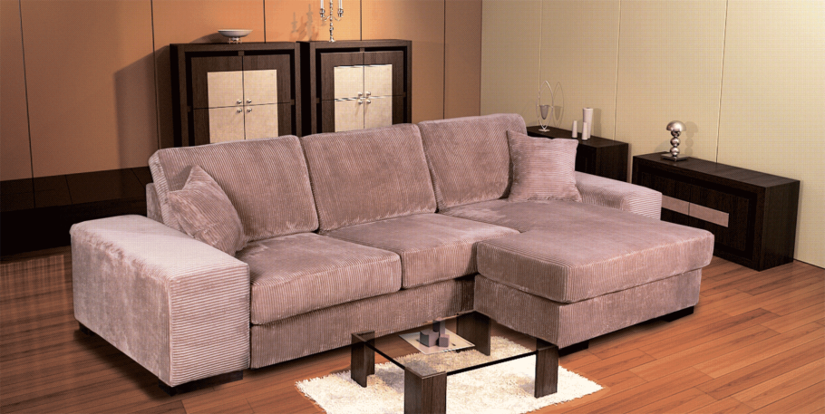 Гостиная с розовым диваном