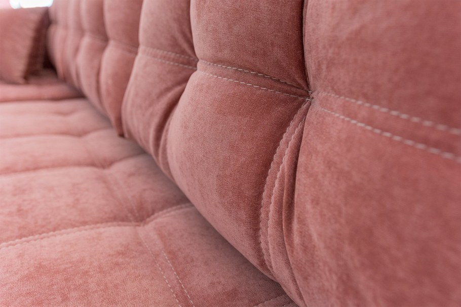 Розовый угловой диван