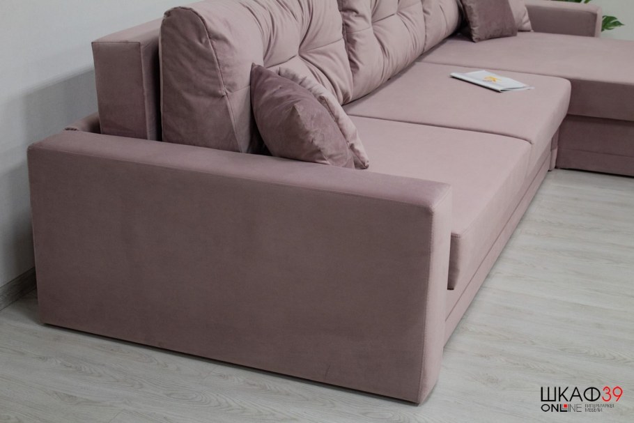 Розовый угловой диван в интерьере