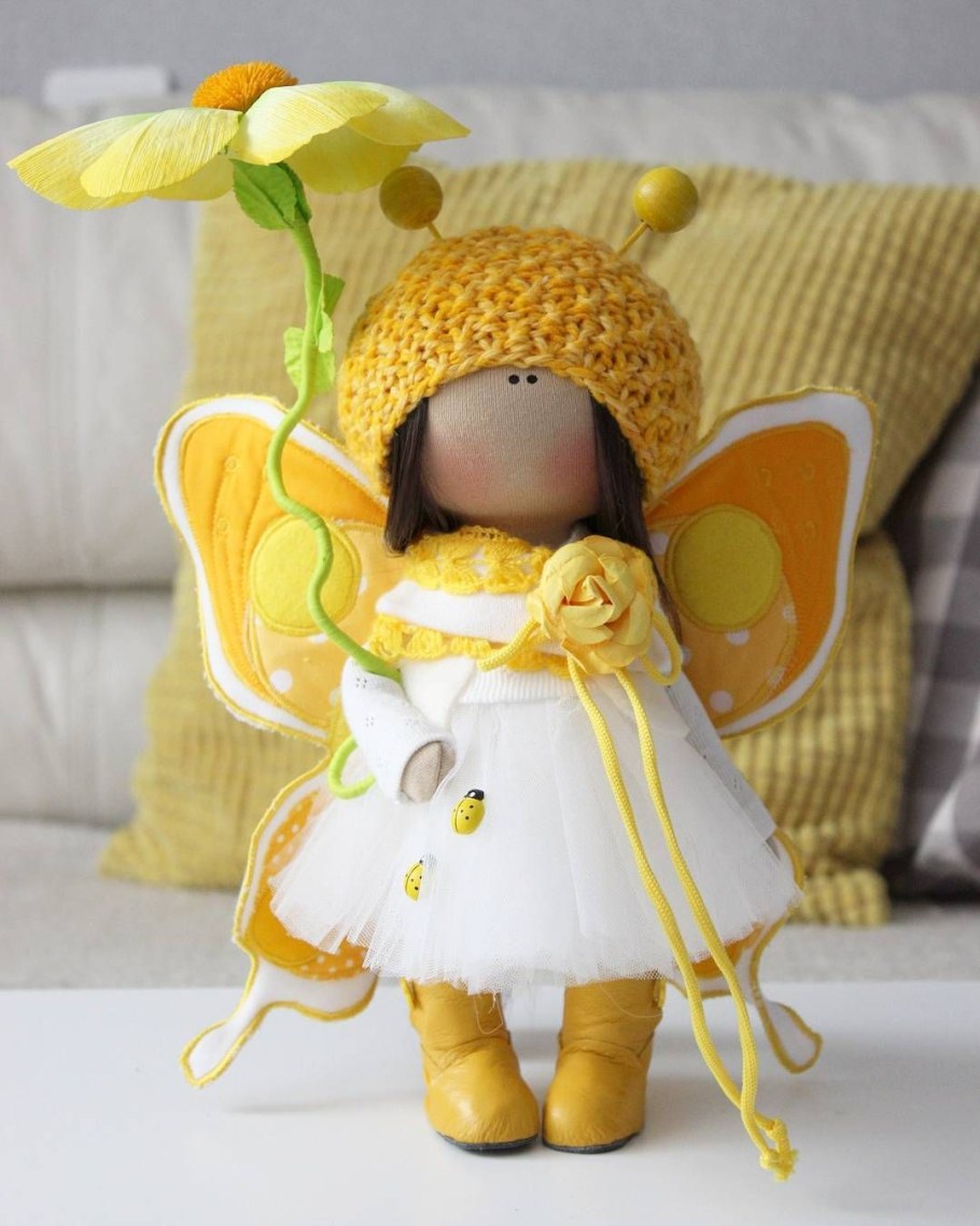 Куколки бабочек в коробке