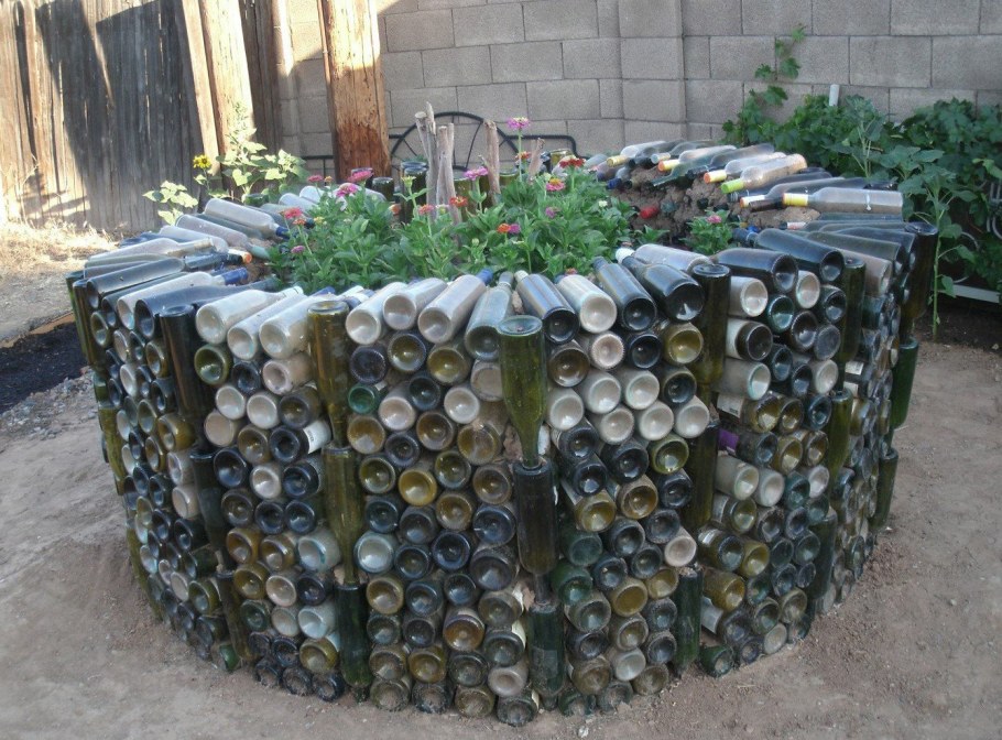 Клумба из бутылок стеклянных