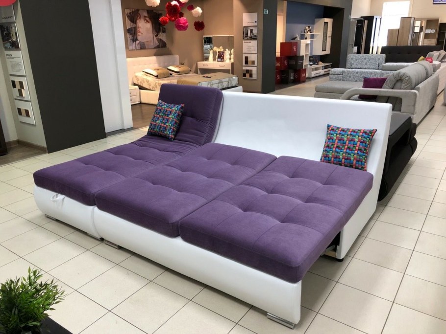 Угловой диван с высокой спинкой