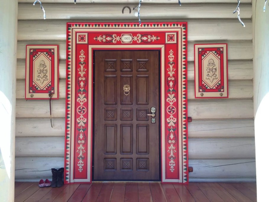 Входная дверь в русском стиле