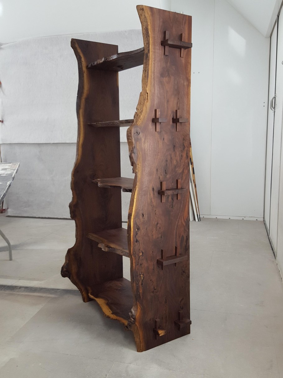 Полка из необрезной доски