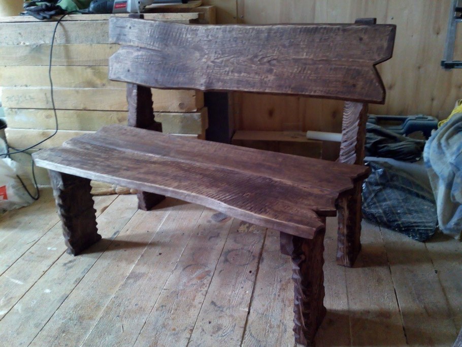 Скамья из необрезных досок
