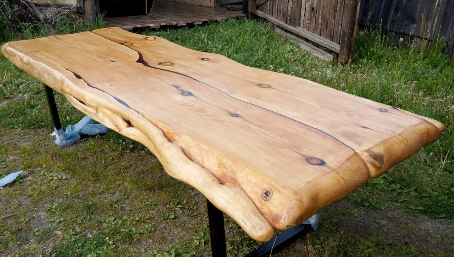 Стол из необрезной доски