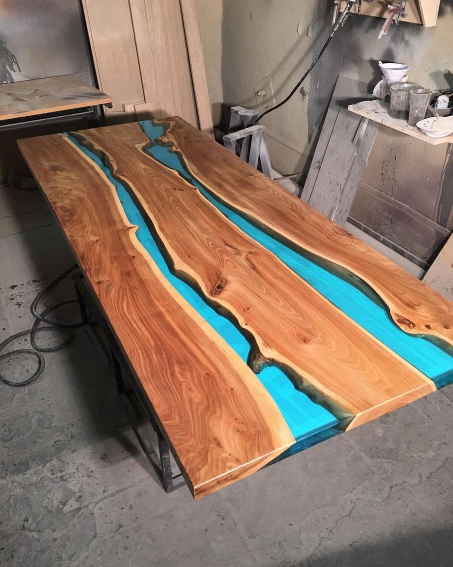 Стол из необрезной доски