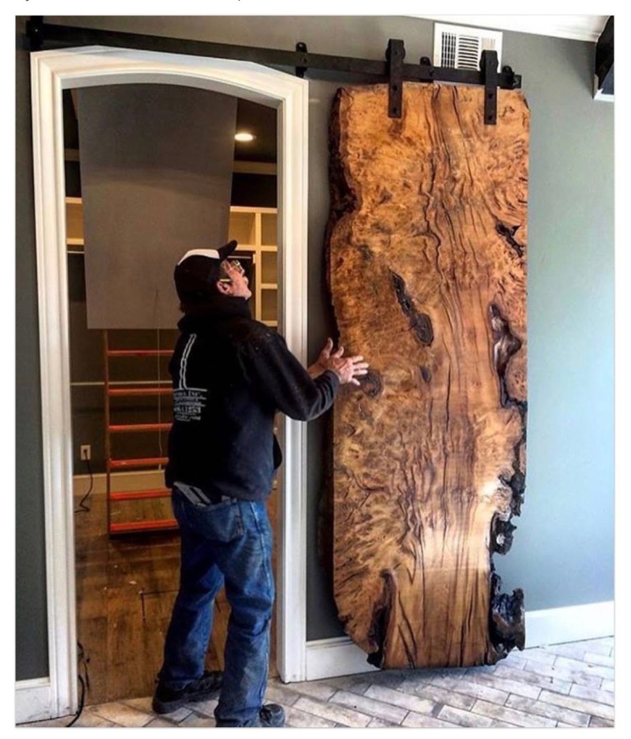Дверь из цельного куска дерева