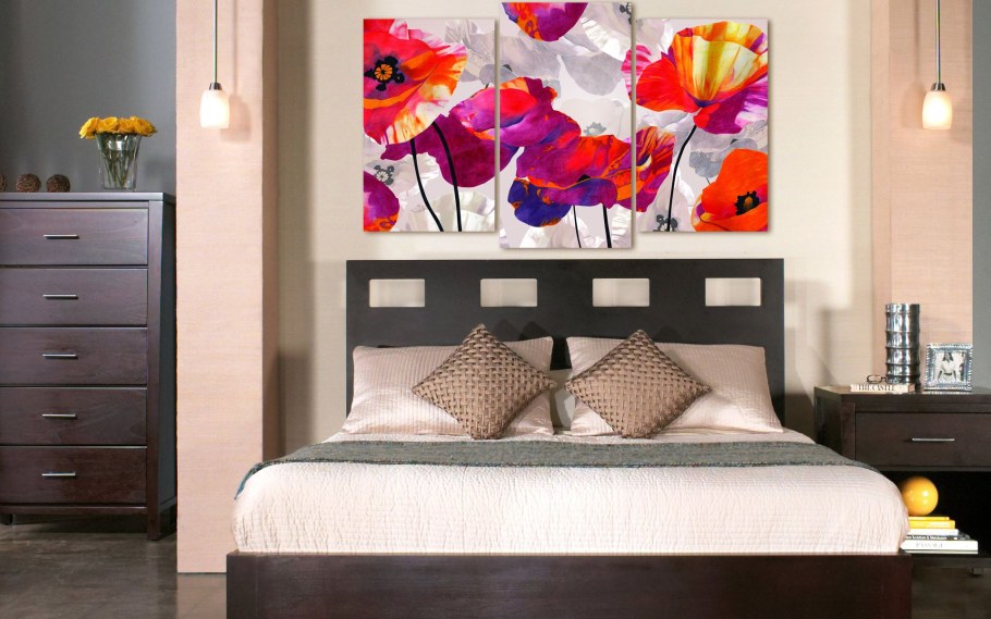 Живопись над изголовьем кровати