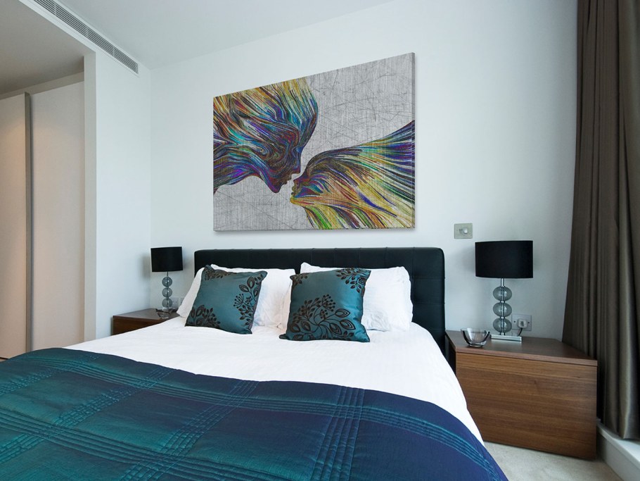 Интерьер спальни с картинами на стене