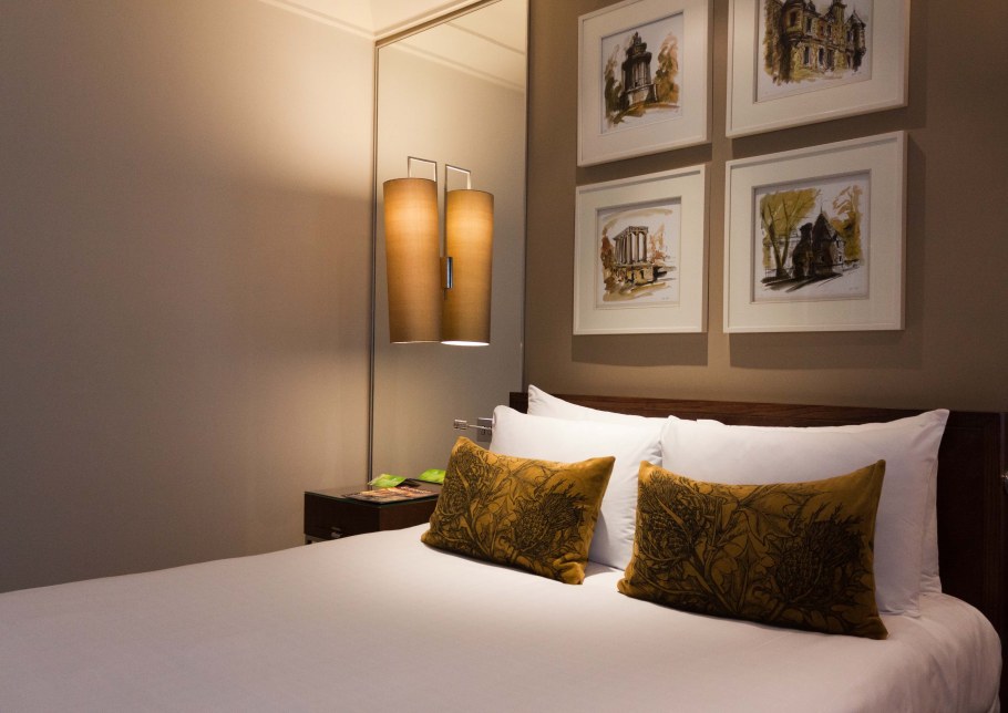 Картины для интерьера спальни