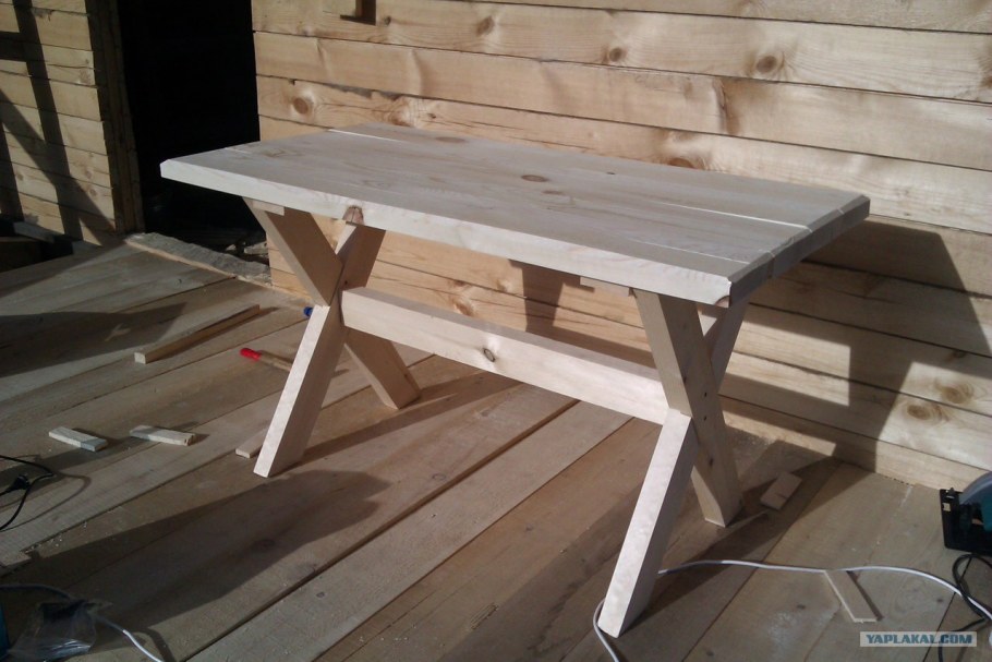 Простой стол из досок