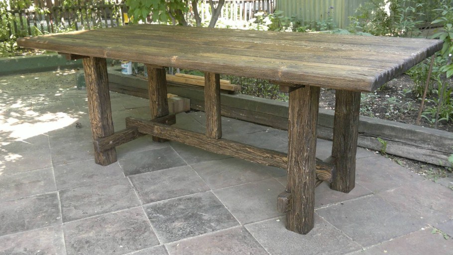 Большой стол из досок