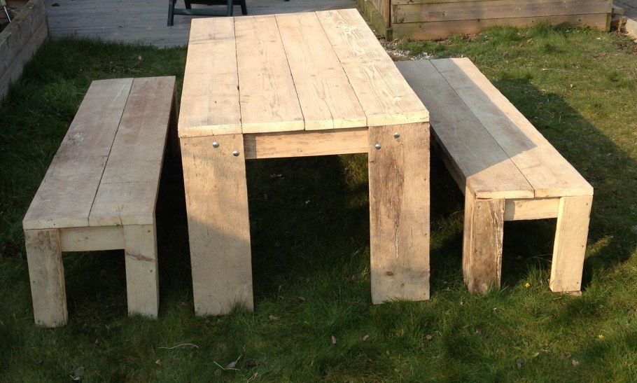 Простенький столик из досок
