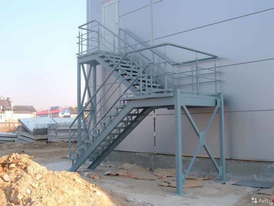 Наружная металлическая лестница