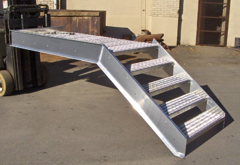 Металлическая лестница для крыльца