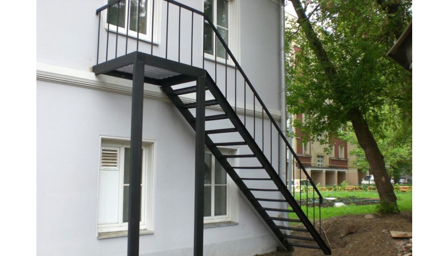 Металлические лестницы полуовальный