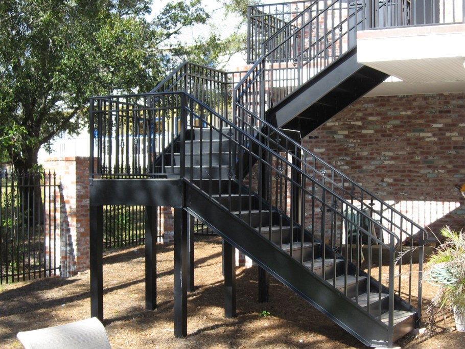 Металлическая лестница для крыльца