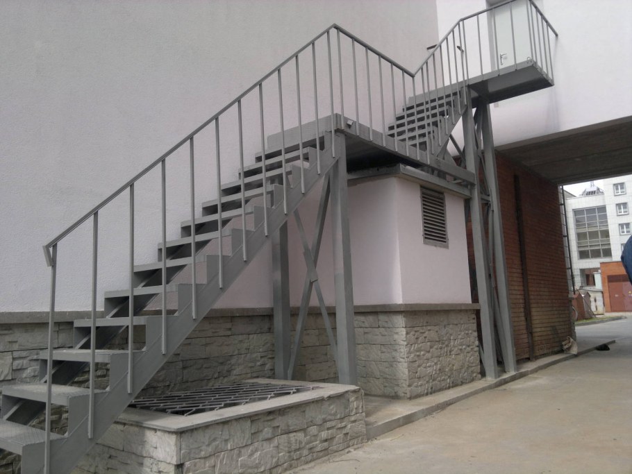 Эвакуационная.пожарная лестница двухмаршевая