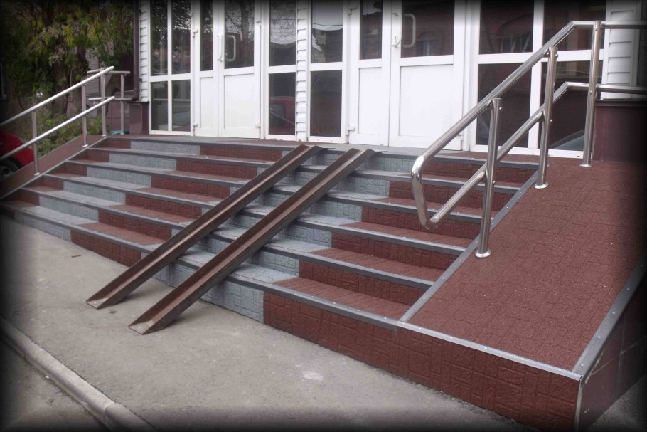 Металлическая лестница входной группы