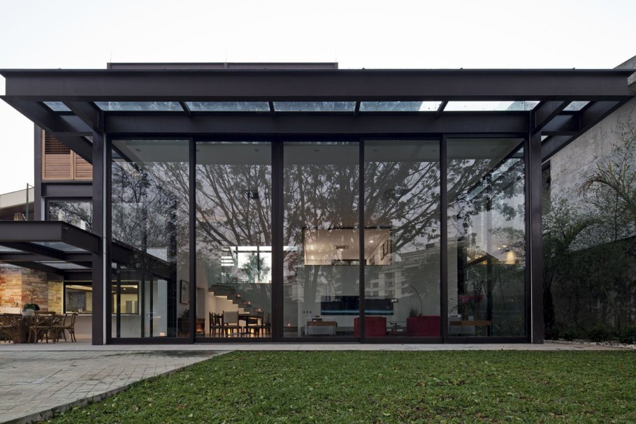 Здание с витражными окнами