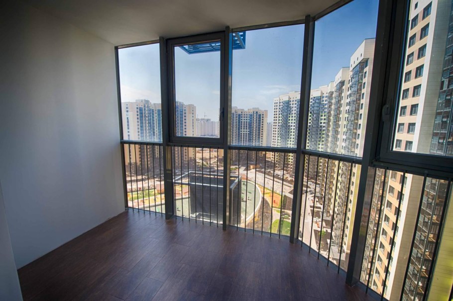 Многоэтажный дом с панорамным остеклением