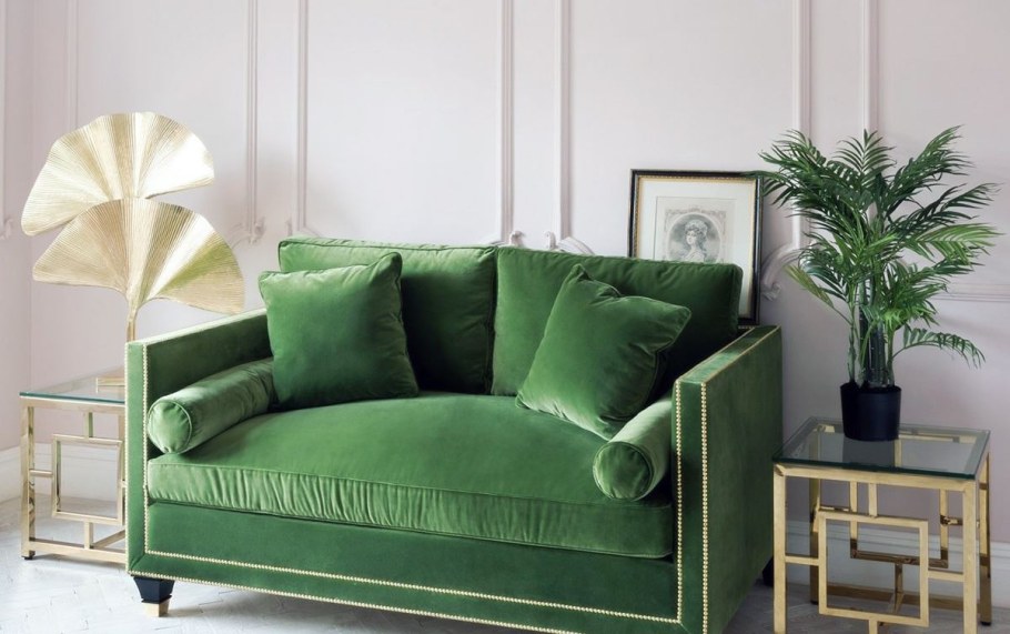 Зеленый диван в интерьере