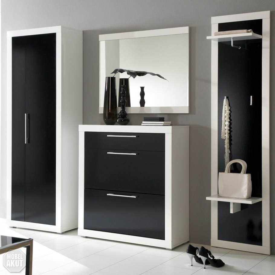 Черно белая прихожая