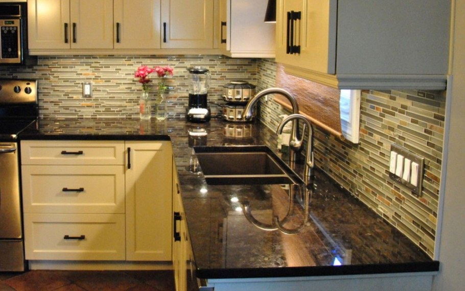 Кухонный фартук темная столешница