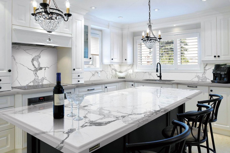 Светлая столешница на кухне