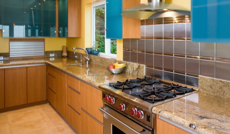 Кухня в темно светлых тонах