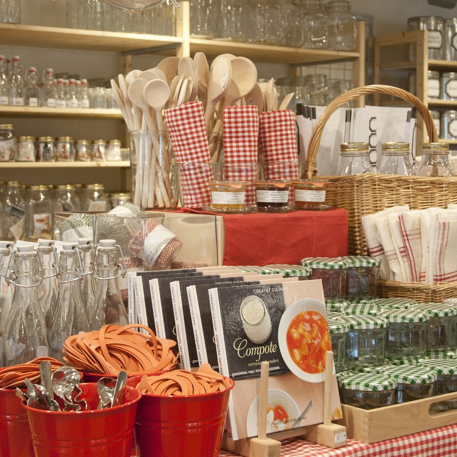 Выкладка товара в магазине посуды