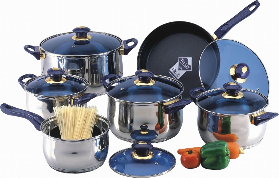 Кухня с набором посуды