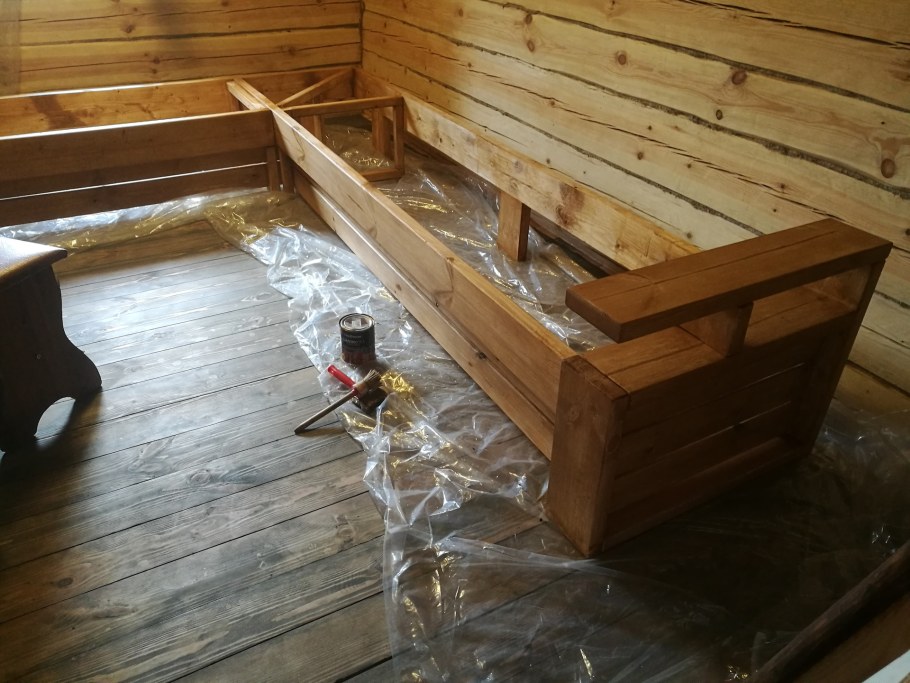 Кожаный диван в баню