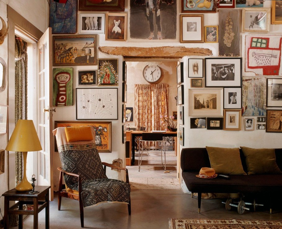 Коллекция картин в интерьере