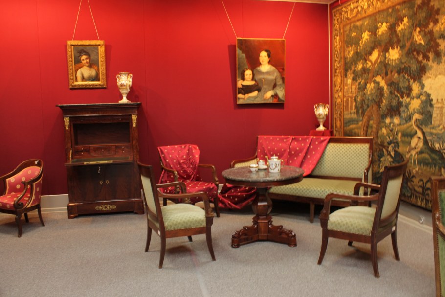 Коллекция картин в интерьере