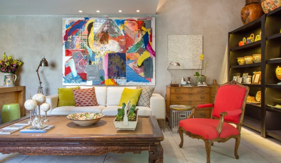 Декор на белую стену в гостиную