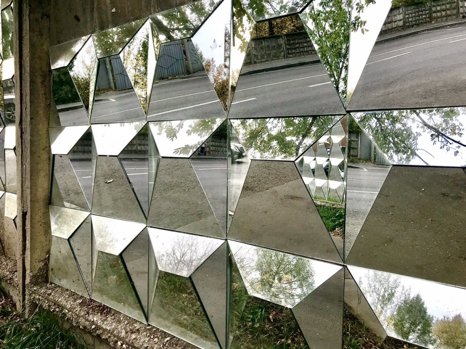 Зеркальный забор в саду