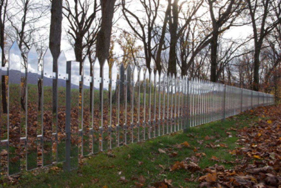 Зеркальный забор из поликарбоната