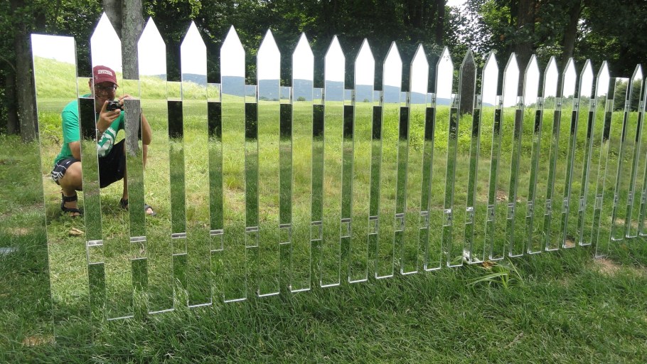 Зеркальный забор в саду