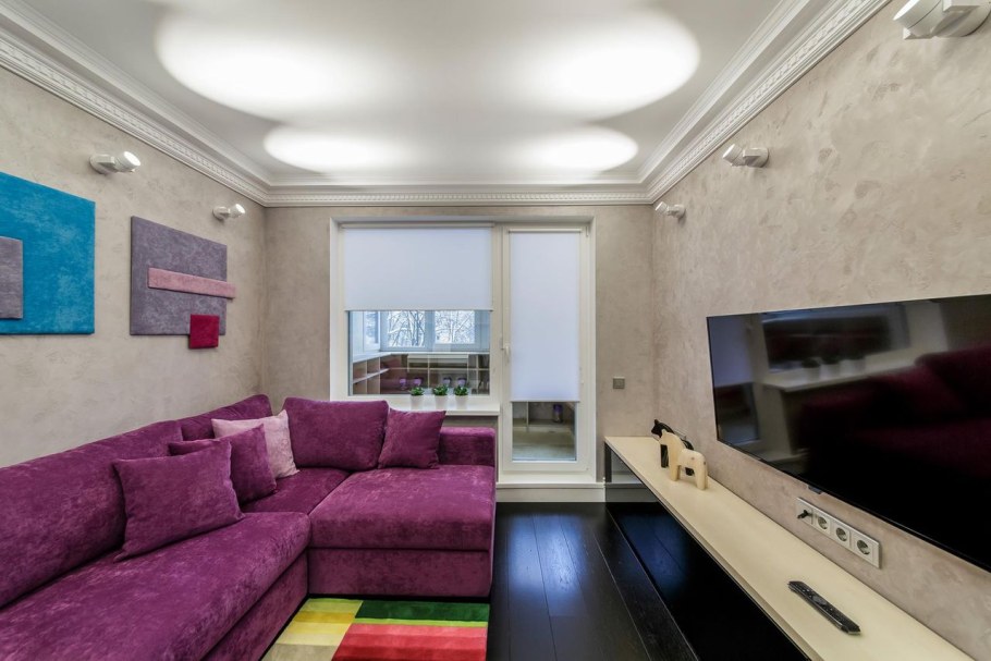 Комната с фиолетовым диваном