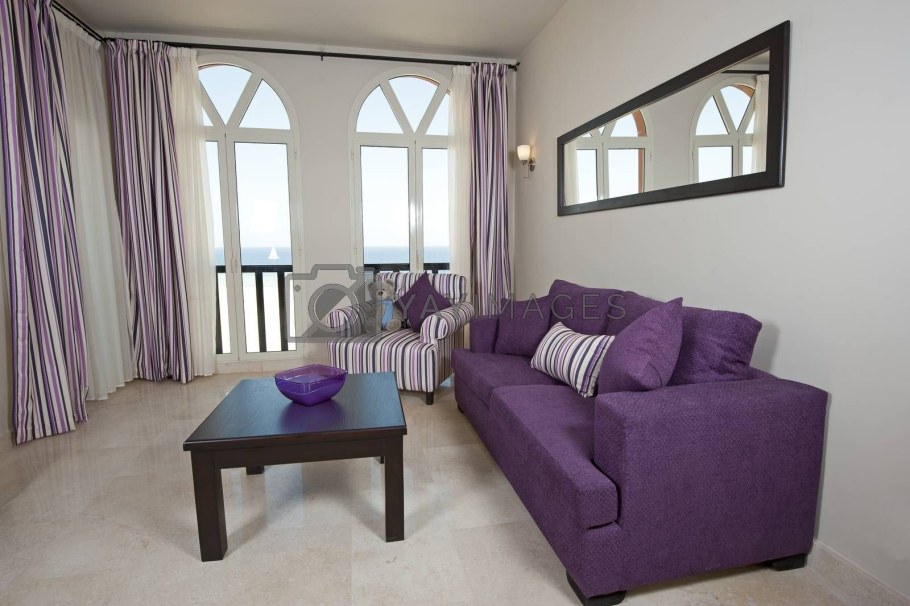 Фиолетовый диван в интерьере