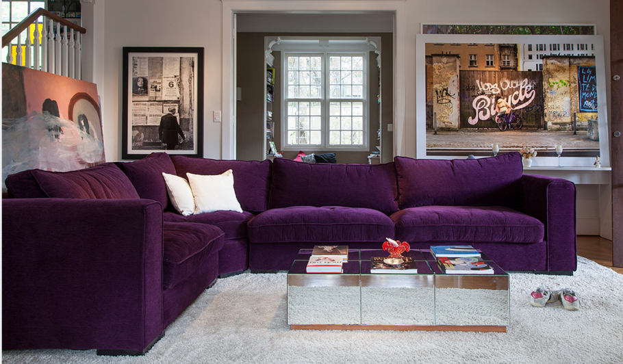 Баклажановый диван в интерьере