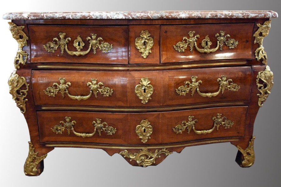 Старинная корпусная мебель