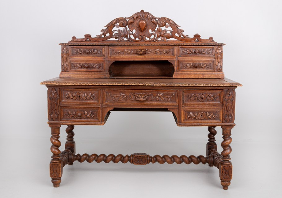 Красивая старинная мебель