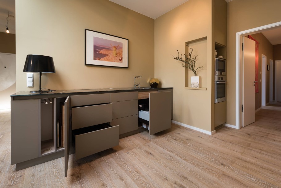 Скрытая кухня в гостиной