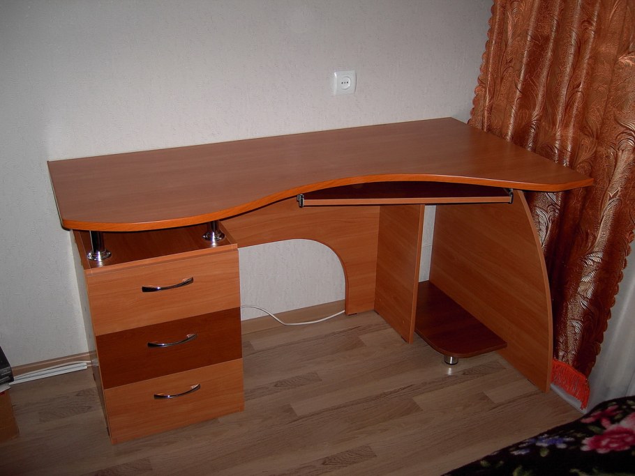 Компьютерный стол старый