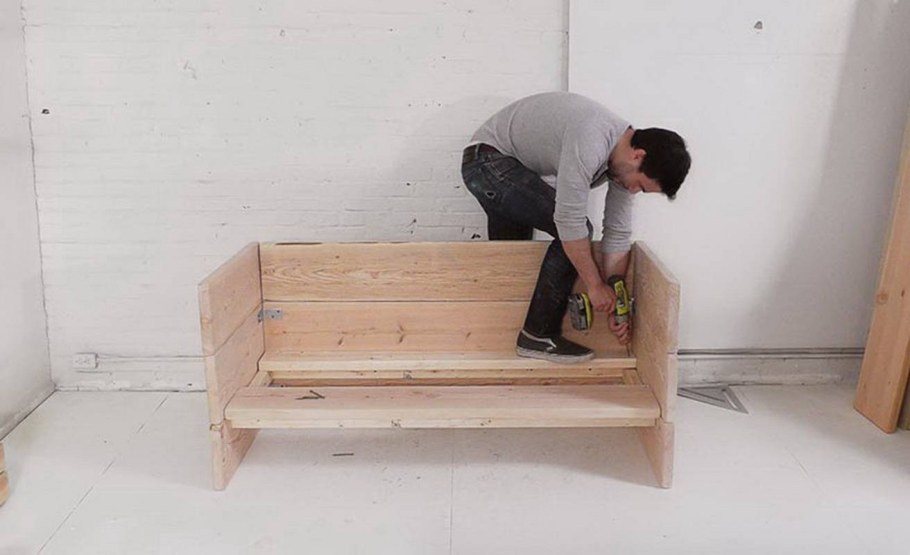 Диван с каркасом из досок