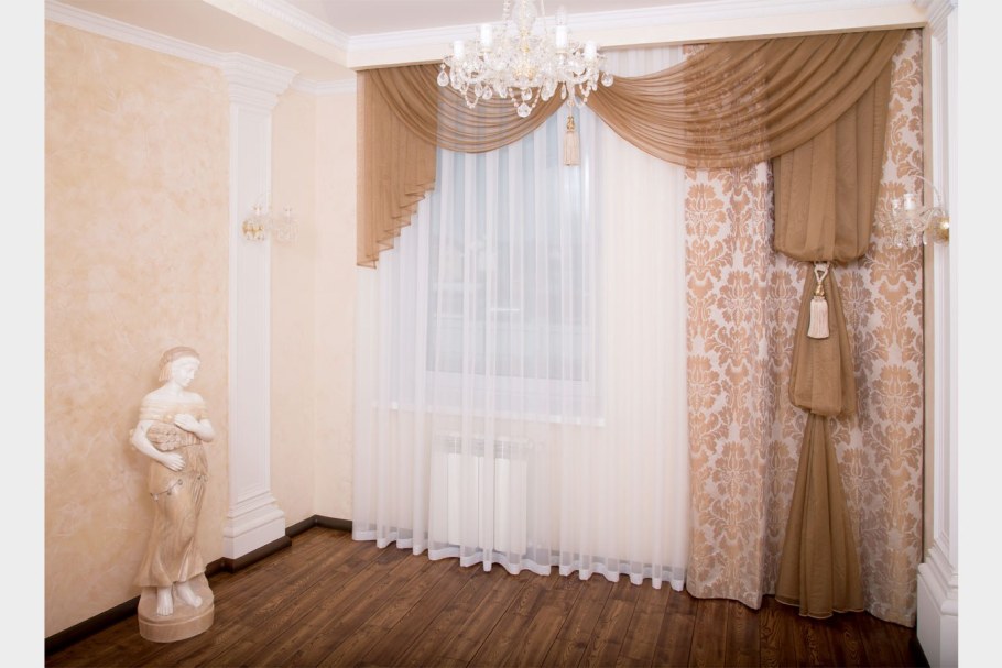 Асимметричные шторы для гостиной