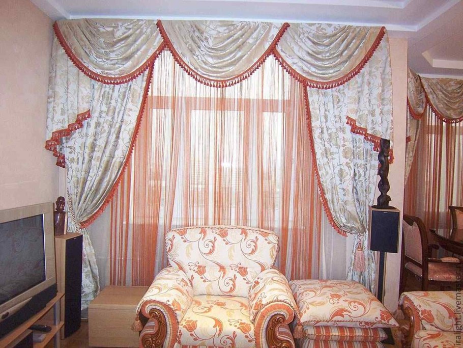 Интерьер гостиной со шторами и ламбрекенами